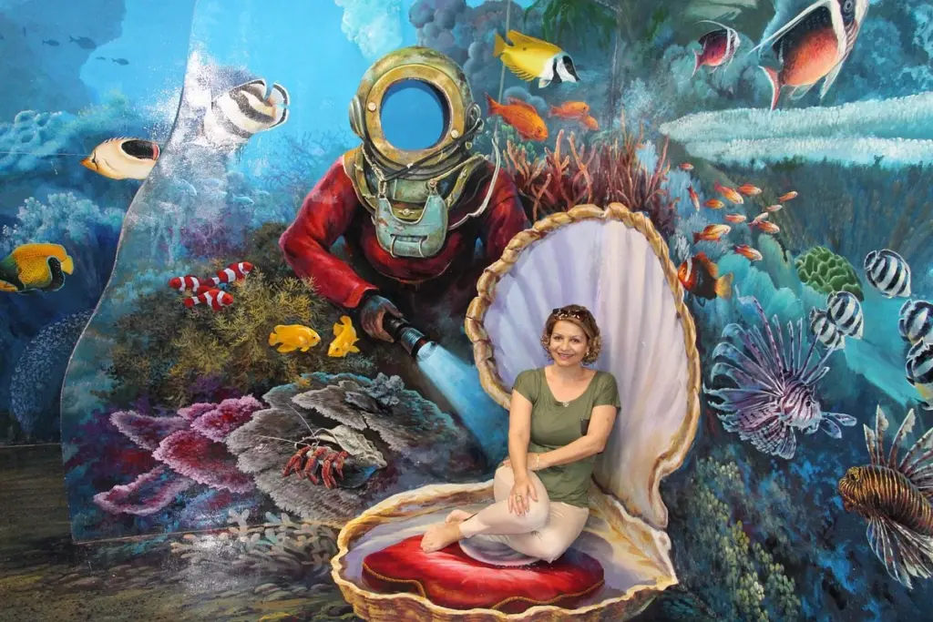 3D Art at Art in Paradise, Pattaya – Interactive Ocean Mural with a Woman Posing in a Giant Shell